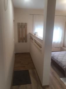 a small bedroom with a bed and a window at Apartmani J&J in Šabac