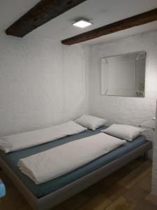 um quarto com duas camas em um quarto em Solothurn em Solothurn