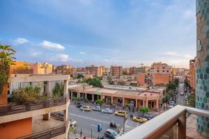 vistas a una calle de la ciudad con coches y edificios en Gueliz Gala – Marrakech Centre, en Marrakech