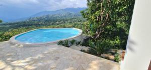 uma piscina com vista para uma montanha em EL PARAISO em Sopetrán