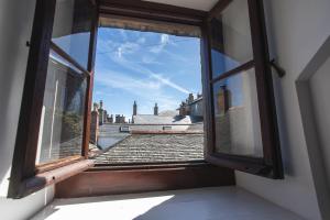 an open window with a view of a roof at The Snug in Mousehole in Mousehole