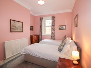スカーバラにあるThe Shopのピンクの壁のベッドルーム(ベッド1台、窓付)