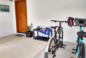 dos bicicletas estacionadas en una habitación con puerta en TAHAA - Fare Motoi en Tiva