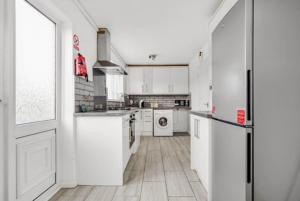 Kitchen o kitchenette sa Sunny 3 Bedroom House in Vibrant Brighton with PARKING & FAST INTERNET