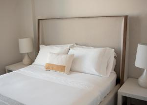 Cama ou camas em um quarto em Onora Suites