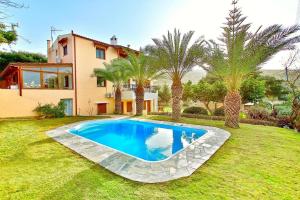 une piscine dans la cour d'une maison dans l'établissement Villa Karteros with private swimming pool, à Karteros