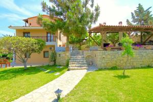 Zahrada ubytování Villa Karteros with private swimming pool