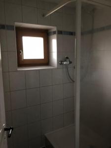 クランにあるChalet Crans-Montanaのバスルーム(シャワー、窓、シンク付)
