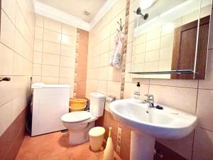 Un baño pequeño con lavabo e inodoro. en La Casa de Aramita, en Valle Gran Rey