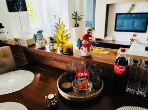 - une table avec un plateau de nourriture et du coca cola dans l'établissement Apartament Lux Crialy - self check-in, à Timişoara