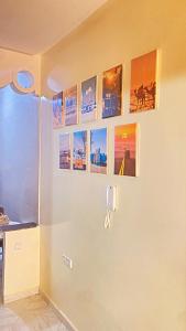 ein Zimmer mit Bildern an der Wand in der Unterkunft Dakhla sky blue in Ad-Dakhla