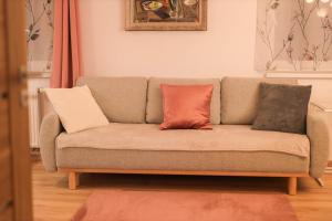 un divano con tre cuscini in soggiorno di Proton apartment a Jáchymov