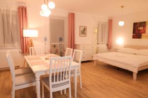 un soggiorno con tavolo da pranzo e letto di Proton apartment a Jáchymov