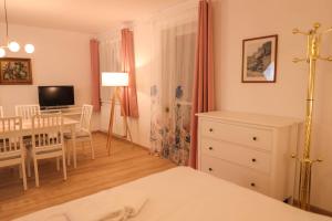 una camera da letto con un tavolo e una sala da pranzo di Proton apartment a Jáchymov