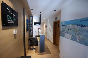 亚霍里纳Jahorina Dvosjed Apartman 6的走廊上设有一张桌子和一张墙上的地图