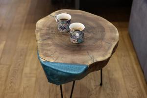 亚霍里纳Jahorina Dvosjed Apartman 6的一张木桌,上面有两杯