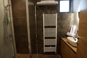 亚霍里纳Jahorina Dvosjed Apartman 6的带淋浴和水槽的浴室 更多6张照片
