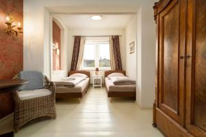 a small room with two beds and a window at Ferienhaus Koserow, Usedom, 8 Pers., Hunde erlaubt in Ostseebad Koserow