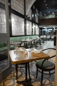 DOMS Boutique Living餐厅或其他用餐的地方