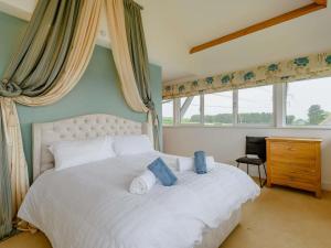 a bedroom with a white bed and a window at 4 Bed in East Cowes 87819 in Newport