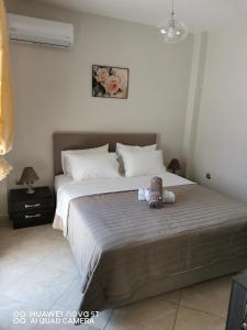 ein Schlafzimmer mit einem Bett, auf dem ein Stofftier liegt in der Unterkunft Stella Luxury Apartment Kalathos in Kalathos