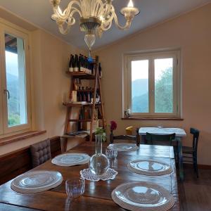 ein Esszimmer mit einem Tisch und einem Kronleuchter in der Unterkunft Agriturismo Tenuta La Fratta in Bagni di Lucca