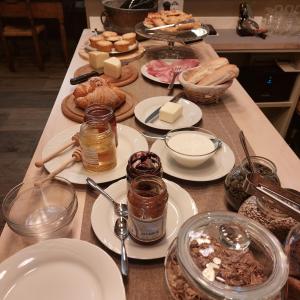 einen Tisch mit Teller mit Lebensmitteln auf einer Theke in der Unterkunft Agriturismo Tenuta La Fratta in Bagni di Lucca