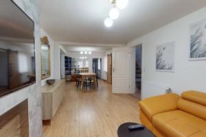 sala de estar con sofá y mesa en Schöne&zentral gelegene Wohnung!, en Baiersbronn