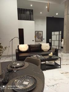 - un salon avec deux tables et un canapé dans l'établissement Dream Loft, à Puente-Genil