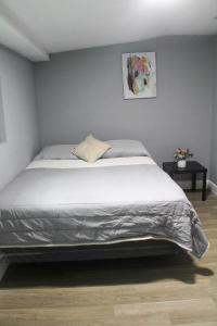 Een bed of bedden in een kamer bij Big home near Ybor city Fl aquarium
