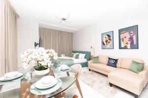 uma sala de estar com um sofá e uma mesa em Elegant Studio near Burj Khalifa and Dubai Mall em Dubai