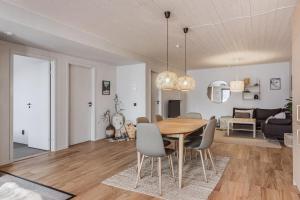 ein Esszimmer und ein Wohnzimmer mit einem Tisch und Stühlen in der Unterkunft Ömsedal / Kåvan in Funäsdalen