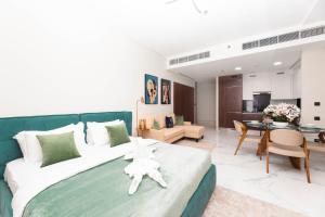 um quarto com uma cama grande e uma sala de estar em Elegant Studio near Burj Khalifa and Dubai Mall em Dubai