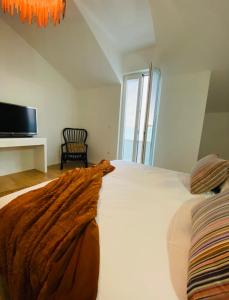 una camera da letto con un letto coperto di Penthouse Apartments Ana a Sutivan (San Giovanni di Brazza)