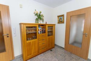 een kamer met een houten kast en een spiegel bij Ferienwohnung Ruteplate in Esens