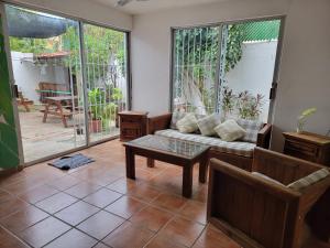 坎昆的住宿－Xungla Cancún，客厅配有沙发和桌子