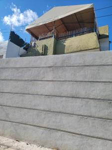 um edifício sentado no topo de um conjunto de escadas em Xungla Cancún em Cancún