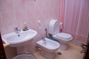La salle de bains est pourvue de toilettes et d'un lavabo. dans l'établissement Casa Ramos Castro, à Mindelo