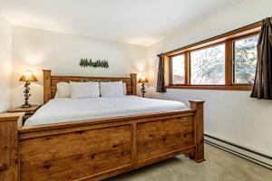 エイボンにあるDeer Blvd 283のベッドルーム1室(木製ベッド1台、窓付) +42枚の写真