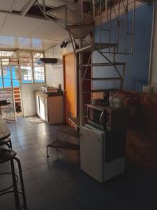 y cocina con fogones y nevera. en Hostal Armando, en Valparaíso