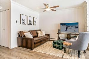 Una sala de estar con un sofá y un ventilador de techo. en Alphorn 204, en Vail