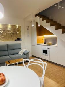 ein Wohnzimmer mit einem Sofa und einer Treppe in der Unterkunft Casa Torre Hacho in Antequera