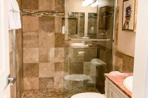 La salle de bains est pourvue d'une douche avec deux lavabos et de toilettes. dans l'établissement Scorpio 206, à Vail 27 autres photos