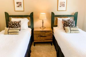 deux lits côte à côte dans une chambre dans l'établissement Scorpio 206, à Vail