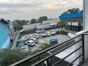 een groep auto's geparkeerd op een parkeerplaats bij Marine Apartments in Honiara