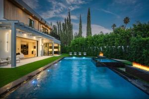 ৎ୭ Hollywood Sign View Manor Lux ৎ୭ في لوس أنجلوس: مسبح في الحديقة الخلفية للمنزل
