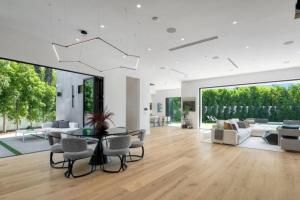 ৎ୭ Hollywood Sign View Manor Lux ৎ୭ في لوس أنجلوس: غرفة معيشة كبيرة مع طاولة وكراسي