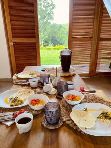 een tafel met borden en kommen met eten erop bij Finca Flor de Maria in Santa Marta