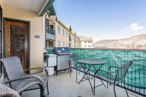 balcone con tavolo, sedie e griglia di Chapel Square 220 ad Avon