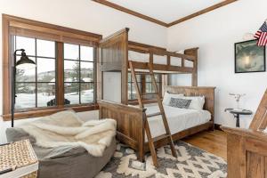 Quartermoon 1248 في بيفر كريك: غرفة نوم مع سرير بطابقين وكرسي